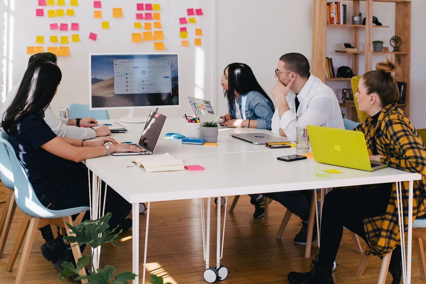 How to Begin and End Every Week by Motivating Employees